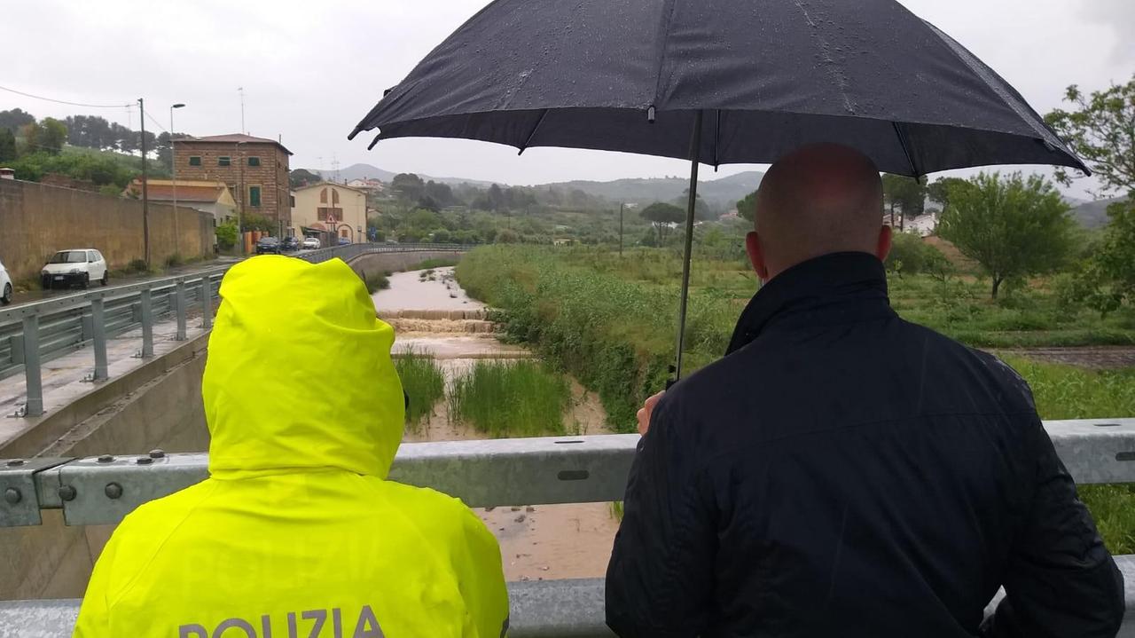 Temporale a Livorno, caduti 45 millimetri di pioggia in poche ore: "Situazione sotto controllo"