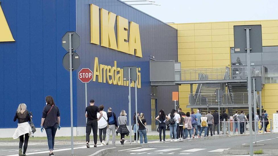 In fila all’Ikea sin dal mattino: anche questa è la fase due