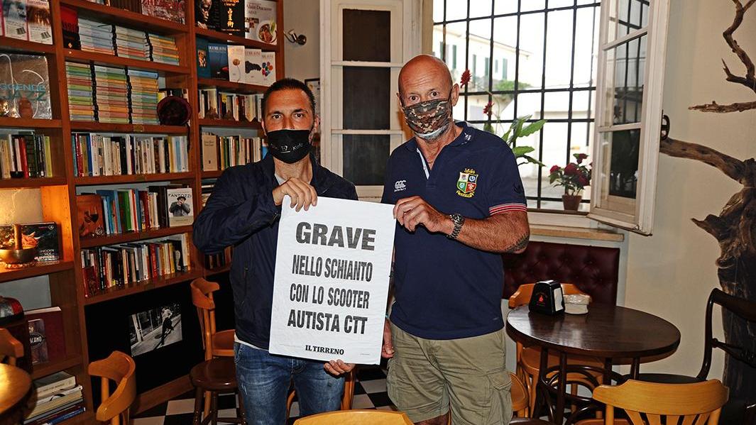 A sinistra Marzio Porri e a destra Fabio Mariottini, con la locandina del Tirreno dopo l'incidente (foto Michele Falorni)