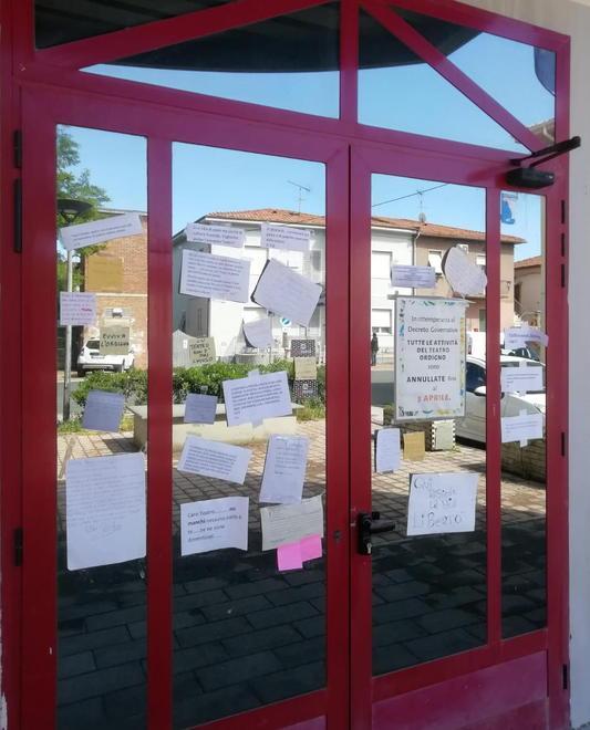 Un abbraccio di messaggi sulla porta del teatro di Vada: «Ordigno, sempre nel cuore» 