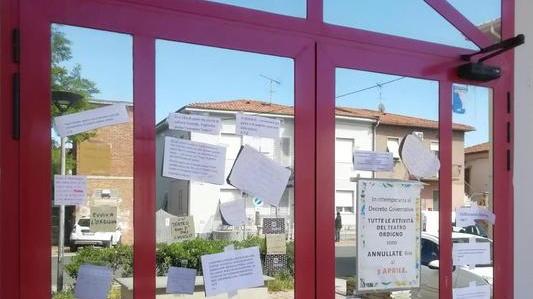 Un abbraccio di messaggi sulla porta del teatro di Vada: «Ordigno, sempre nel cuore»