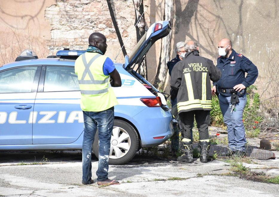La polizia sul posto (foto Silvestri)