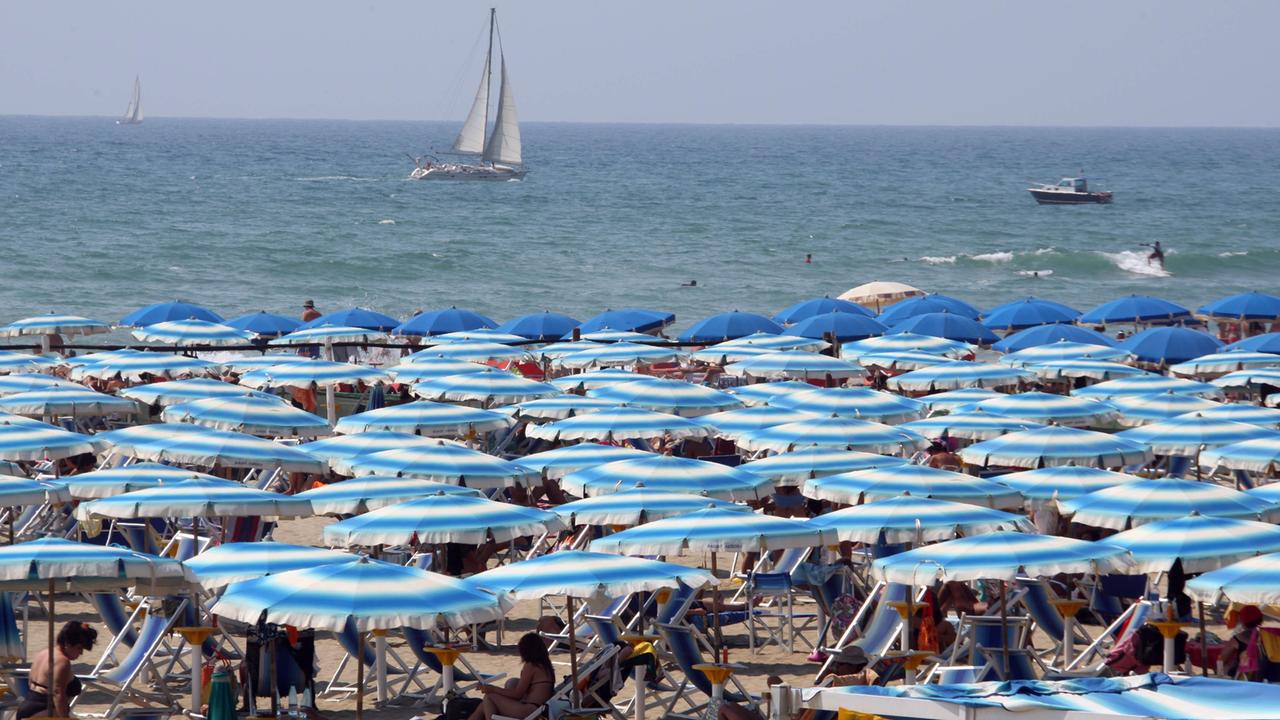Coronavirus in Sardegna, il pasticcio delle spiagge: ombrelloni no, sì, forse