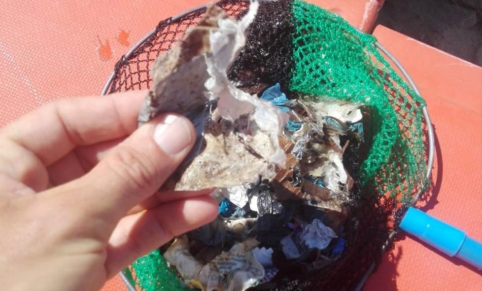 C’è una scia di plastica Ecoballe in mare un nuovo allarme 