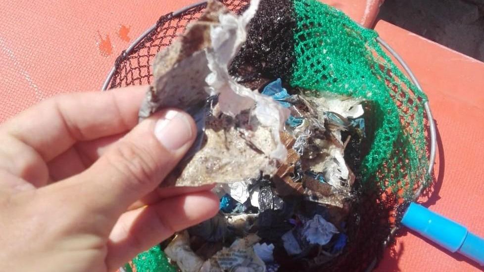C’è una scia di plastica Ecoballe in mare un nuovo allarme