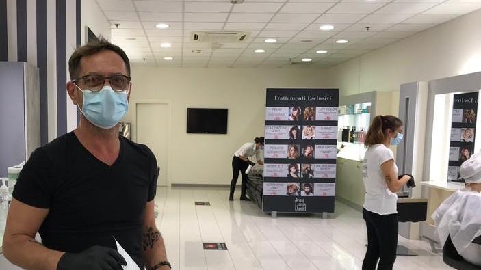 Finalmente i capelli a posto «Ma che fatica con i guanti»