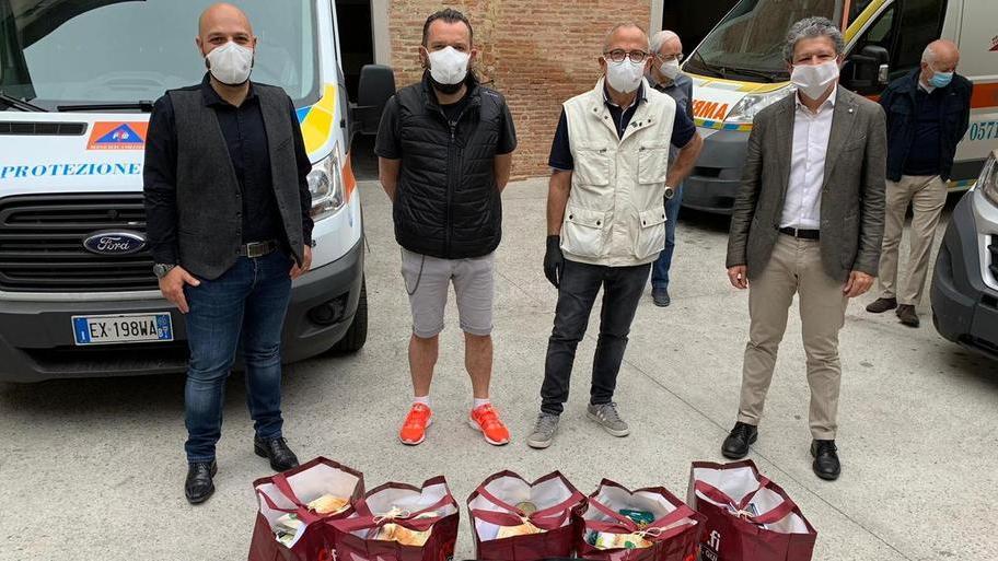 In dono 100 pacchi alimentari