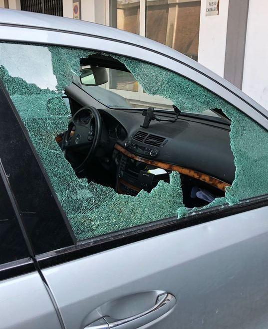 Si aggira ubriaco in centro e spacca i vetri di undici auto 