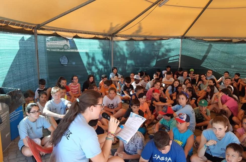 Prova della febbre all’ingresso e piccoli gruppi di bambini 