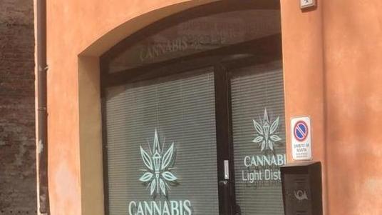 Cannabis, l’attività apre ma solo con consegne a casa