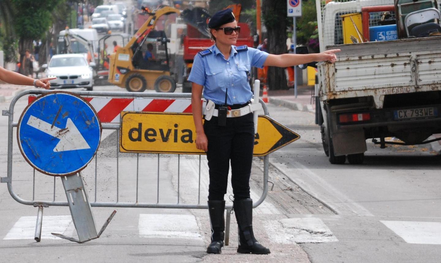 Lavori in corso in via Barbagia, traffico chiuso e divieto di sosta