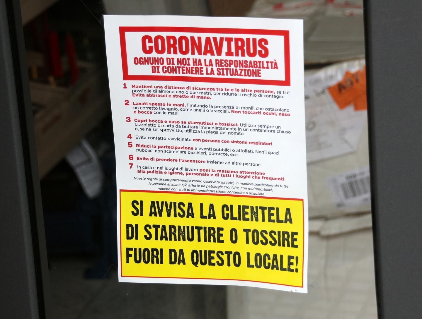 Covid, arrivano regole “fai da te”: «Tossite fuori dal mio locale»