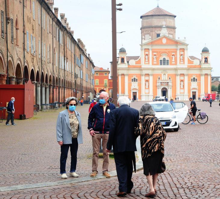 Gel, mascherine e gazebo all’ingresso per riparare i clienti Così Carpi riapre 