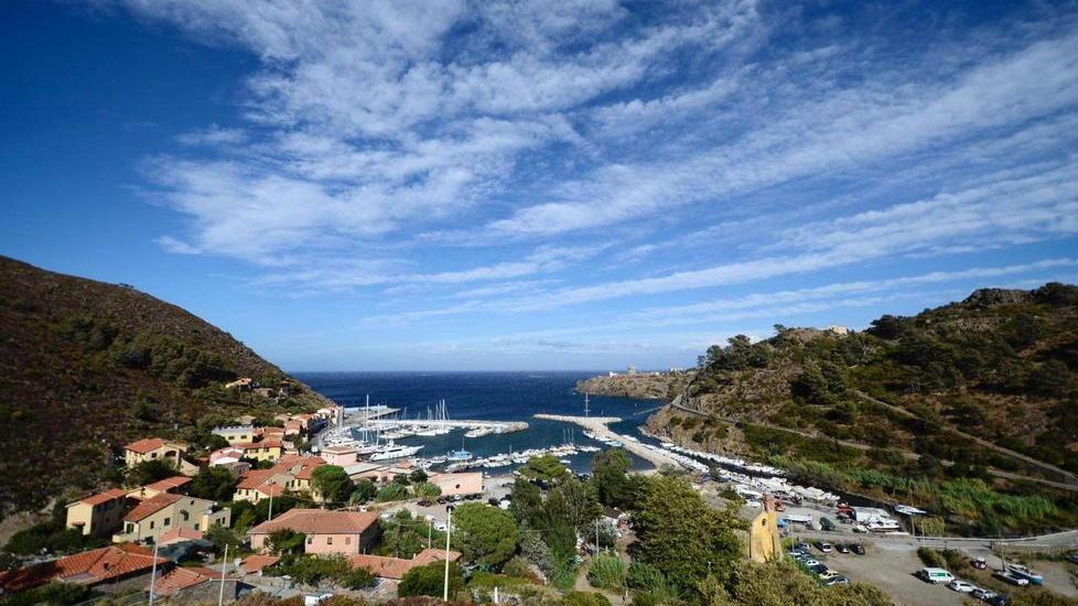 Capraia, l’isola dove il virus non è mai arrivato. Le vacanze? Non distanziate ma serve il test