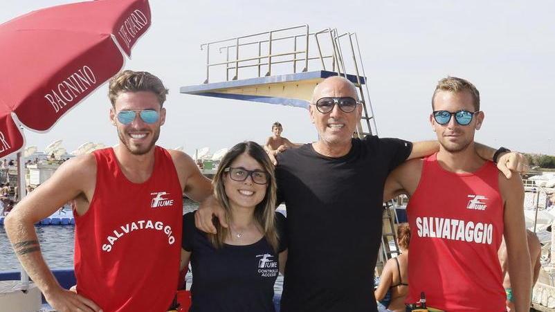 Armando Neri davanti al trampolino dei bagni Fiume con alcuni bagnini