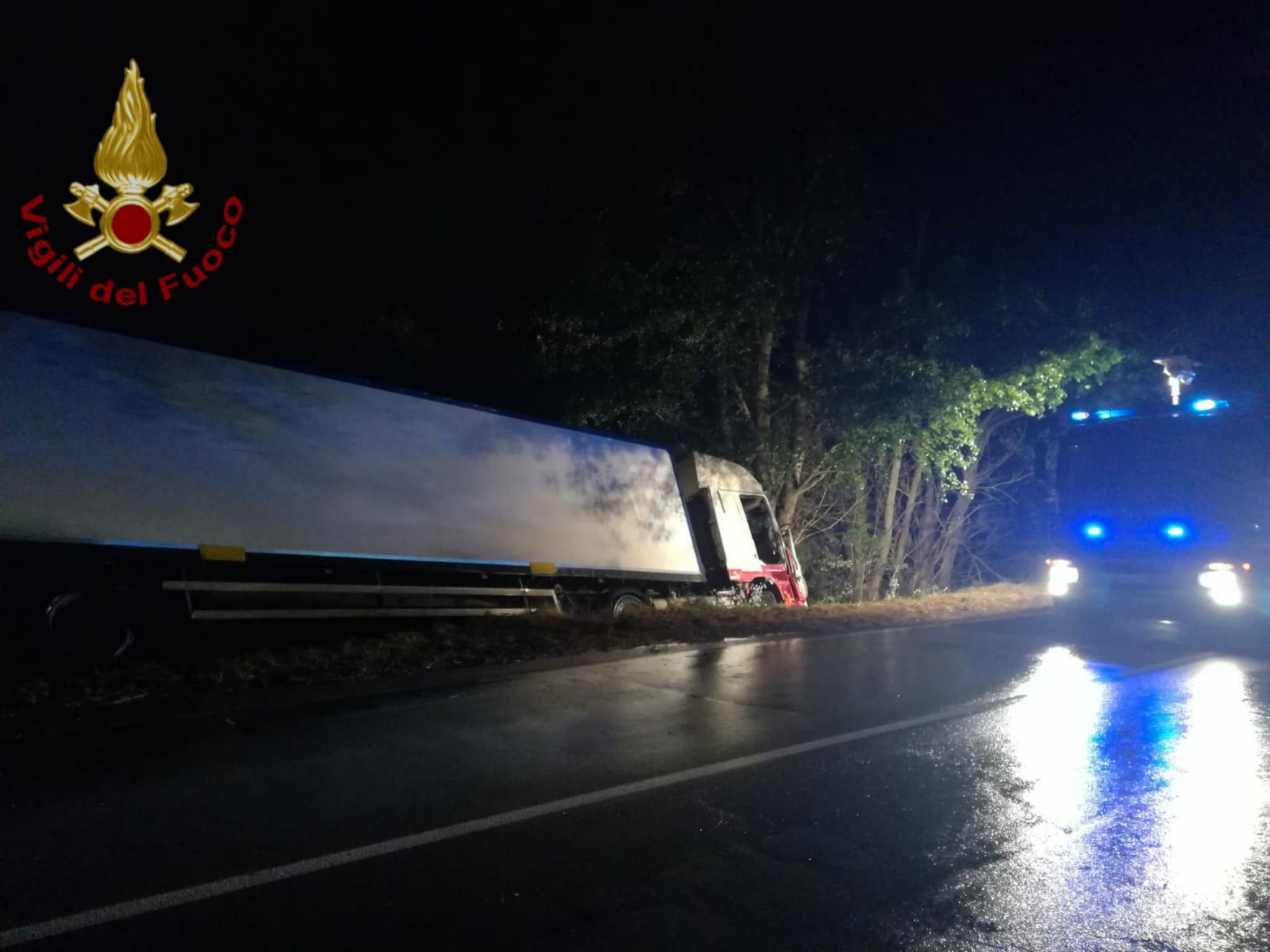 Il camion finito fuori strada lungo la Cispadana a Luzzara