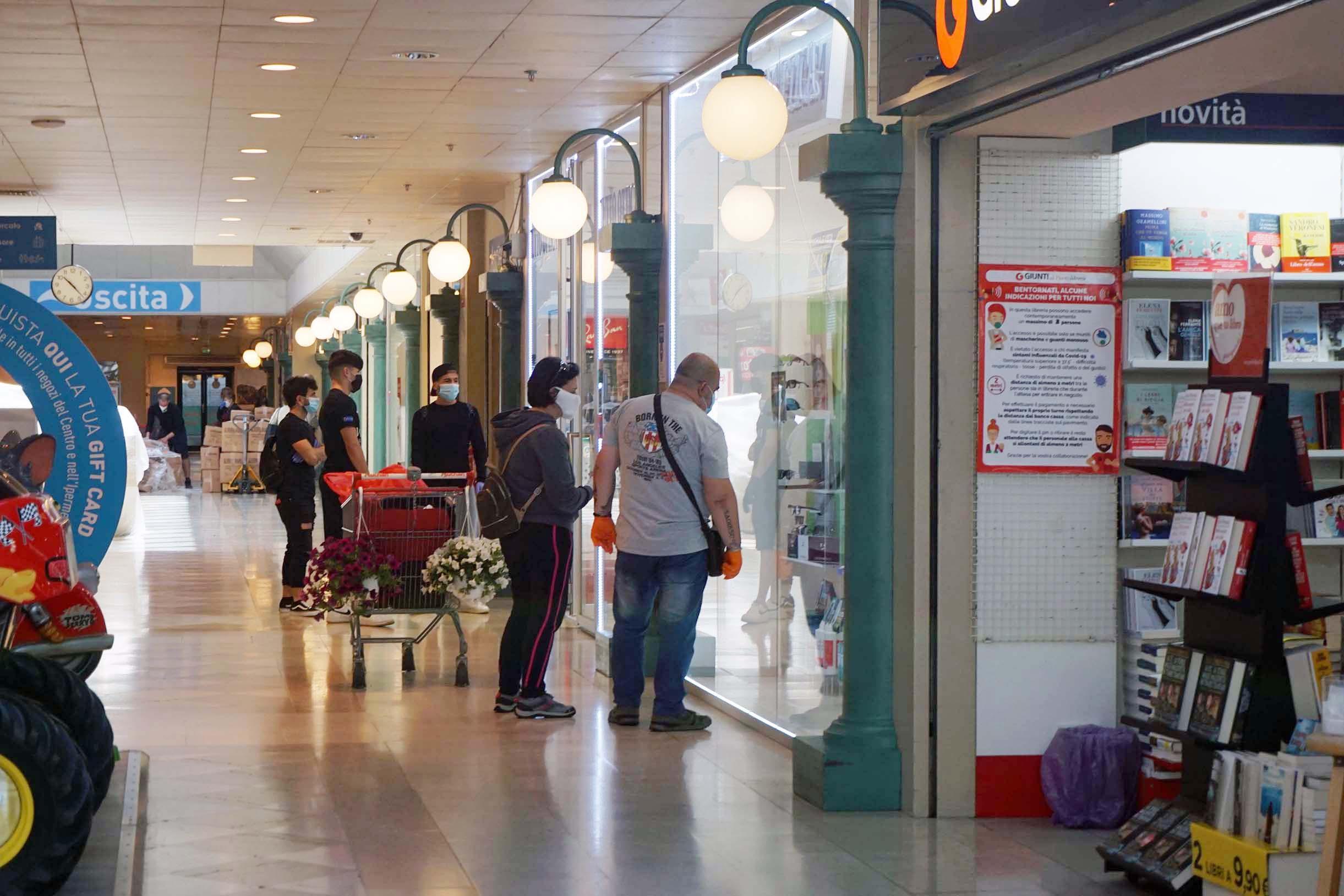 Olbia, il 2 giugno negozi di alimentari chiusi, aperti bar e ristoranti