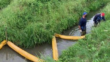 Sversano gasolio in un canale, scongiurato disastro ambientale