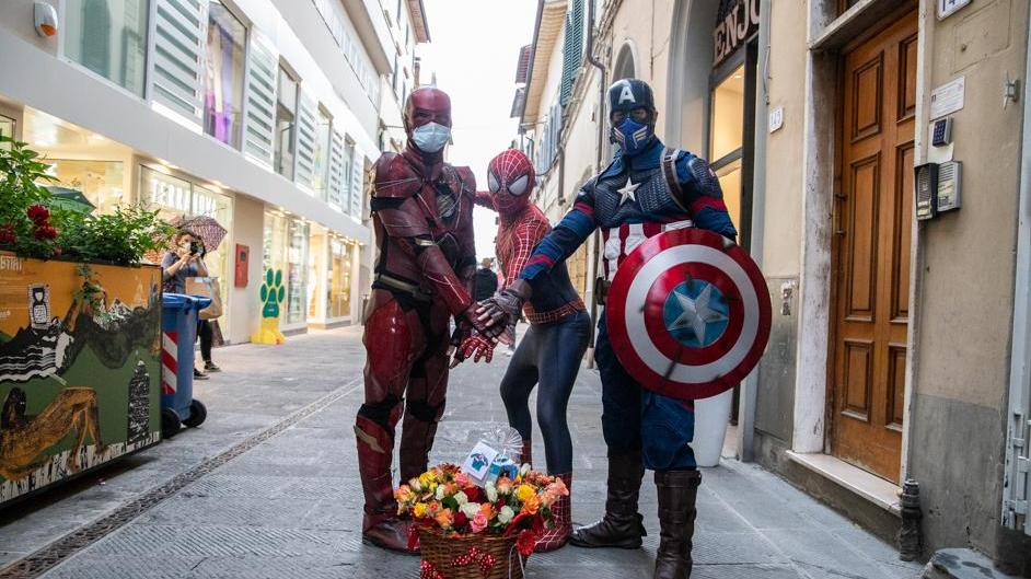Flash, Capitan America e Spider Man donano un kit Covid19 “ai veri supereroi, i commercianti che riaprono”