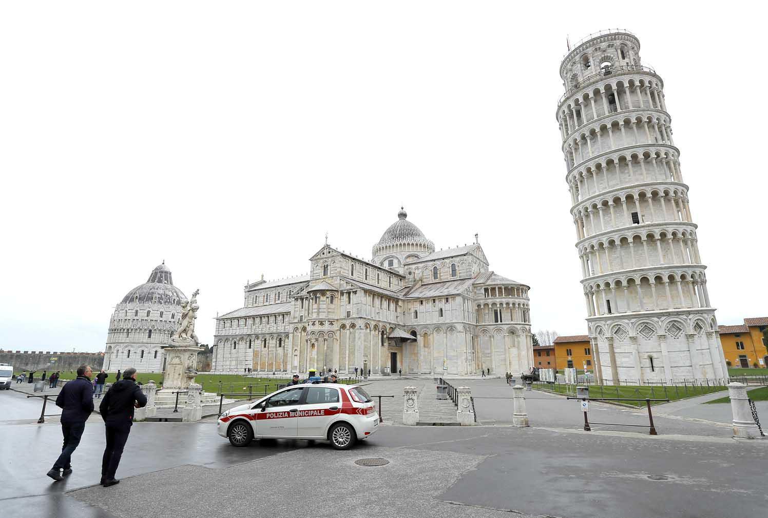 La Torre di Pisa e gli altri monumenti e musei di piazza dei Miracoli riapriranno il 30 maggio dopo la chiusura per l'emergenza coronavirus (foto Muzzi)