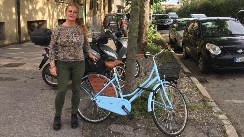 Patrizia Pellicciari con la bici recuperata