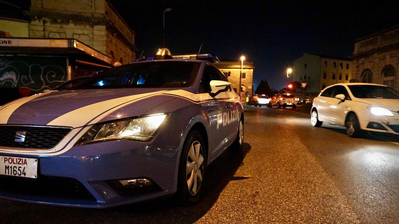 Un intervento delle volanti della polizia (foto d'archivio)