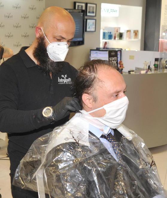 Un taglio di capelli (foto Marzi)