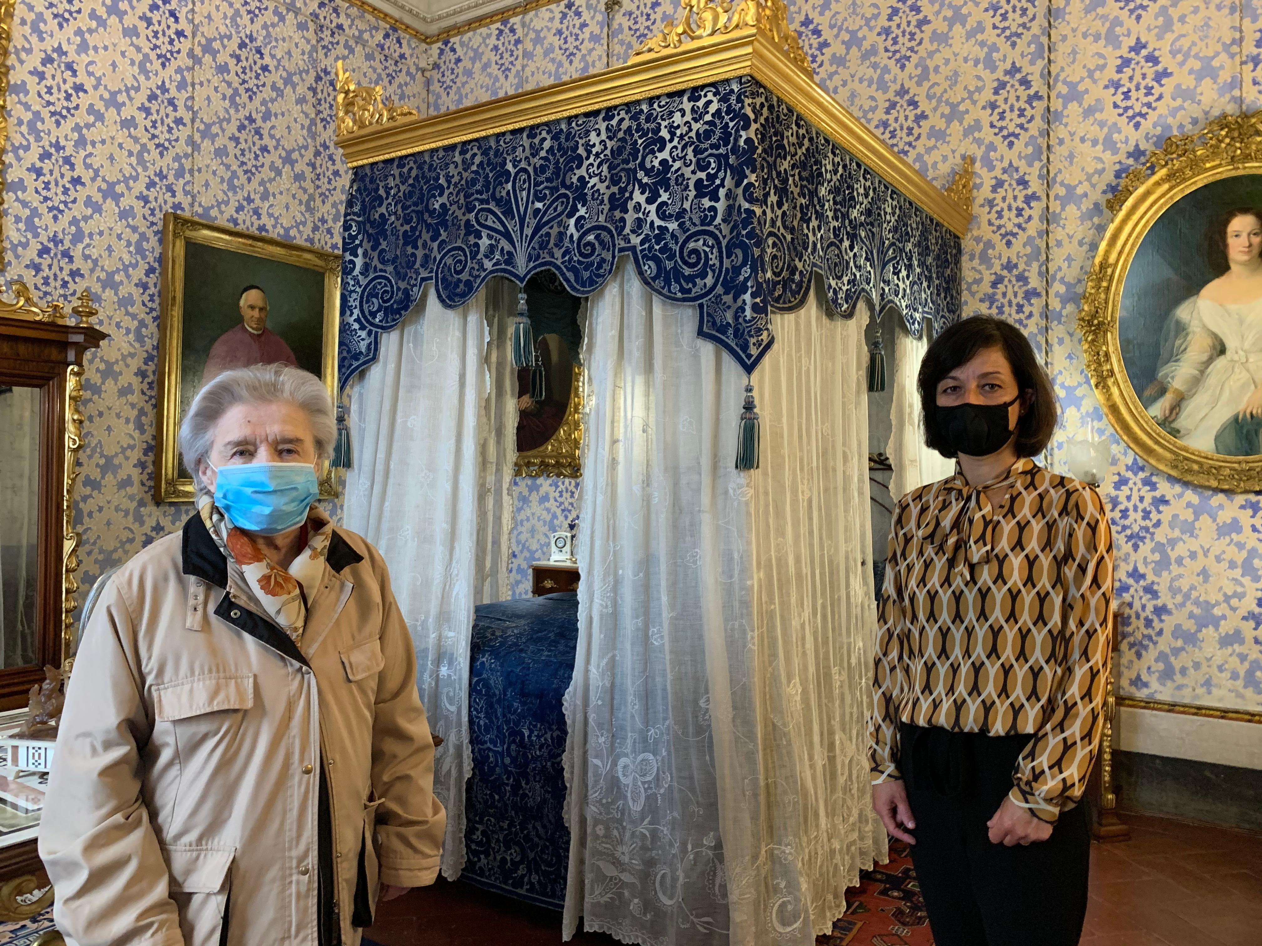 Da sinistra Giovanna Viti e Simona Michelotti in una delle stanze più suggestive di Palazzo Viti