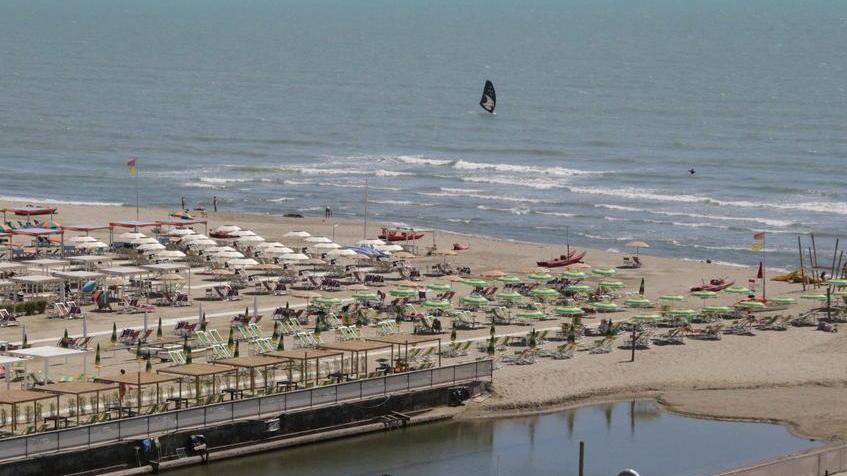 Dopo la quarantena arrivano subito i primi divieti di balneazione in Versilia