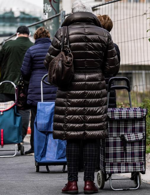 Trova 800 euro e li restituisce alla proprietaria 