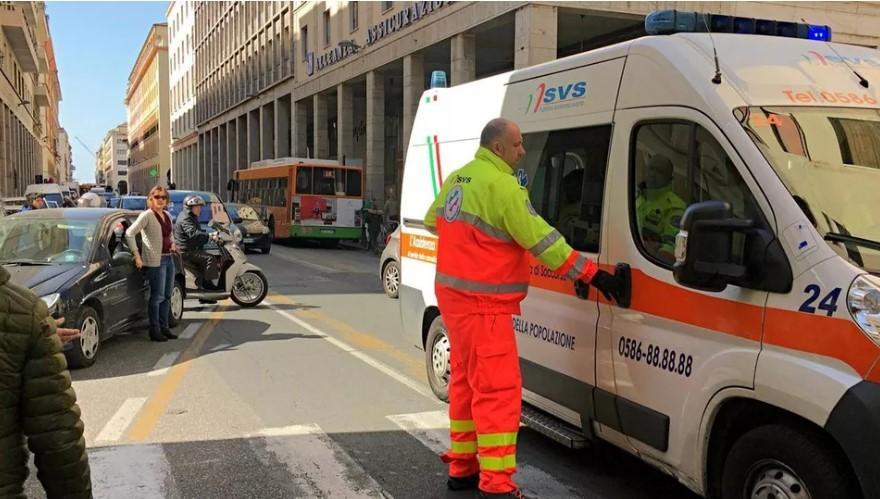 Un'ambulanza della Svs in via Grande (foto d'archivio)