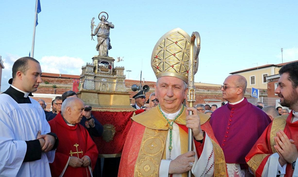 Il vescovo Simone Giusti e, alle sue spalle, il reliquiario di santa Giulia, Patrona di Livorno