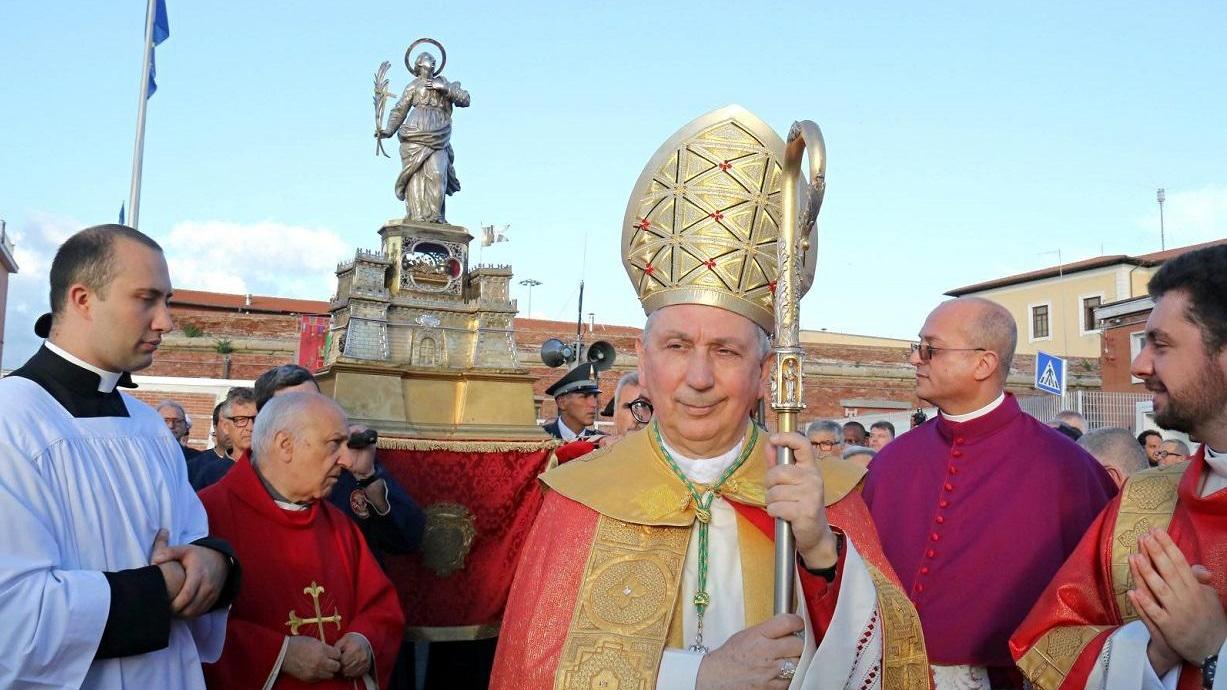 Il vescovo Simone Giusti e, alle sue spalle, il reliquiario di santa Giulia, Patrona di Livorno