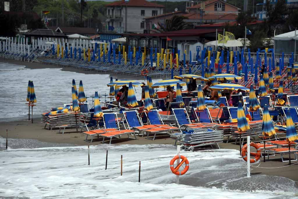 Mare, sulla riviera  apuana un’unica data di riapertura non c’è 