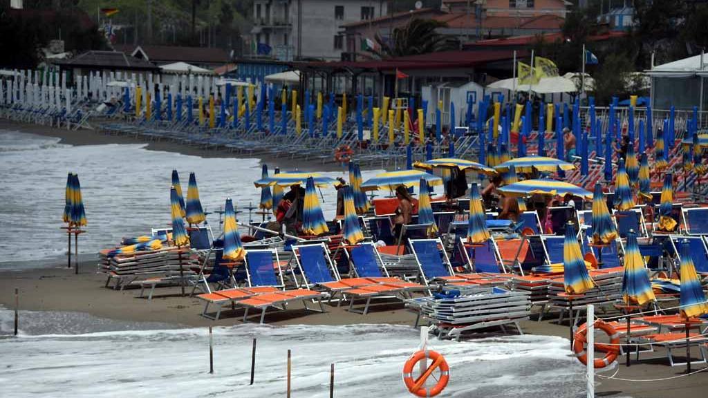Mare, sulla riviera apuana un’unica data di riapertura non c’è