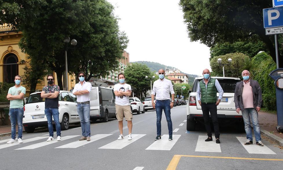 I titolari dei pub in posa “tipo Beatles” sul viale 4 Novembre (Foto Nucci)