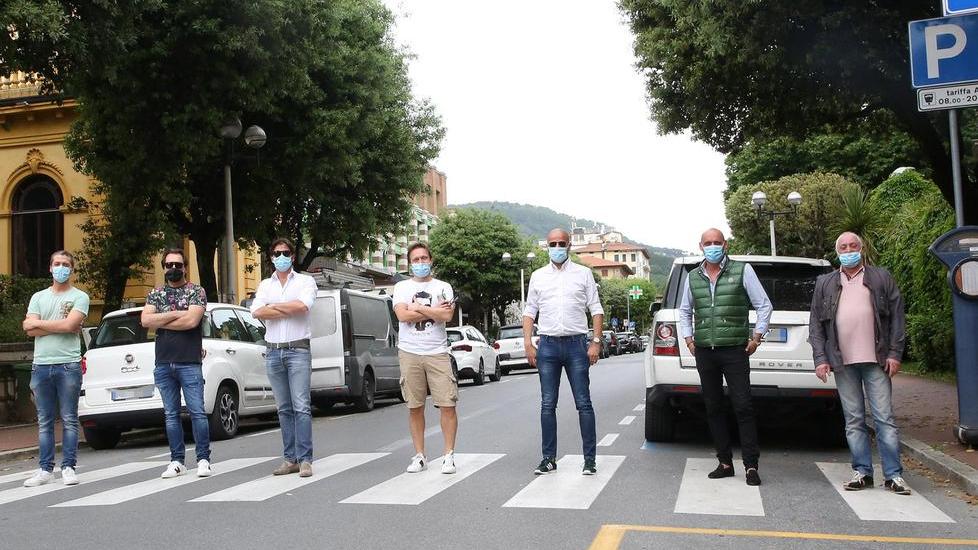 I titolari dei pub in posa “tipo Beatles” sul viale 4 Novembre (Foto Nucci)