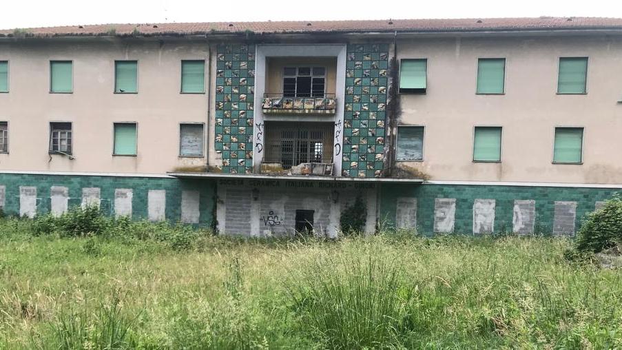 Erba alta e degrado sul viale Apua