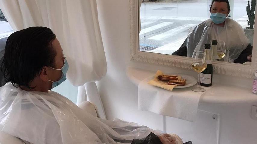 I parrucchieri riaprono con il botto «Aumenteremo gli orari di lavoro»