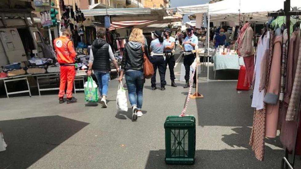 Sei agenti in strada a vigilare sul rispetto del regolamento