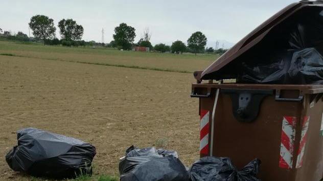 Rifiuti abbandonati davanti al cimitero