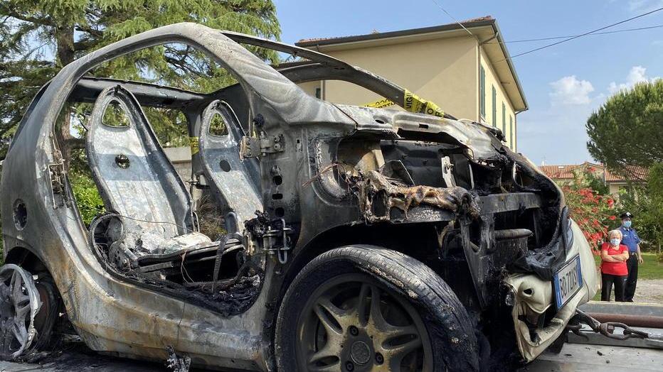 Smart distrutta dalle fiamme