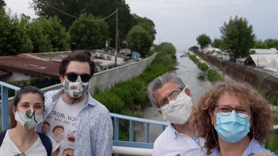 Famiglia si riunisce sul ponte che separa Toscana e Liguria «Stufi delle videochiamate»