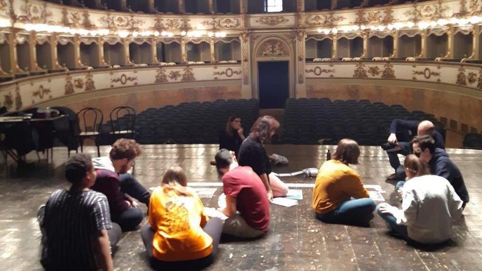 Film documentario Interviste ai giovani sul lavoro in città