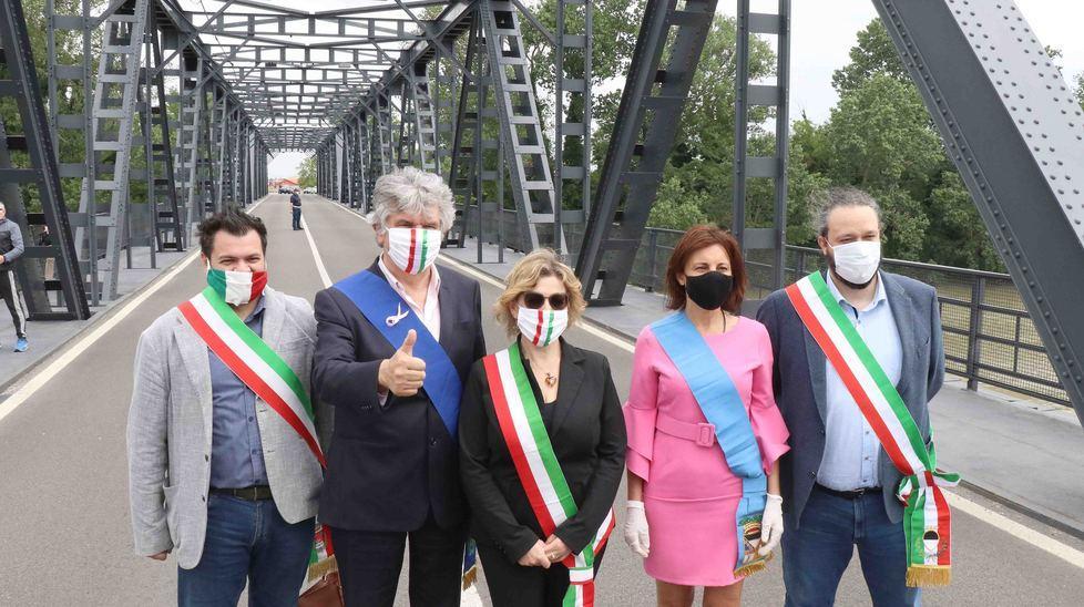 Festa sul ponte “liberato” per i frontalieri degli affetti Fidanzati col lasciapassare