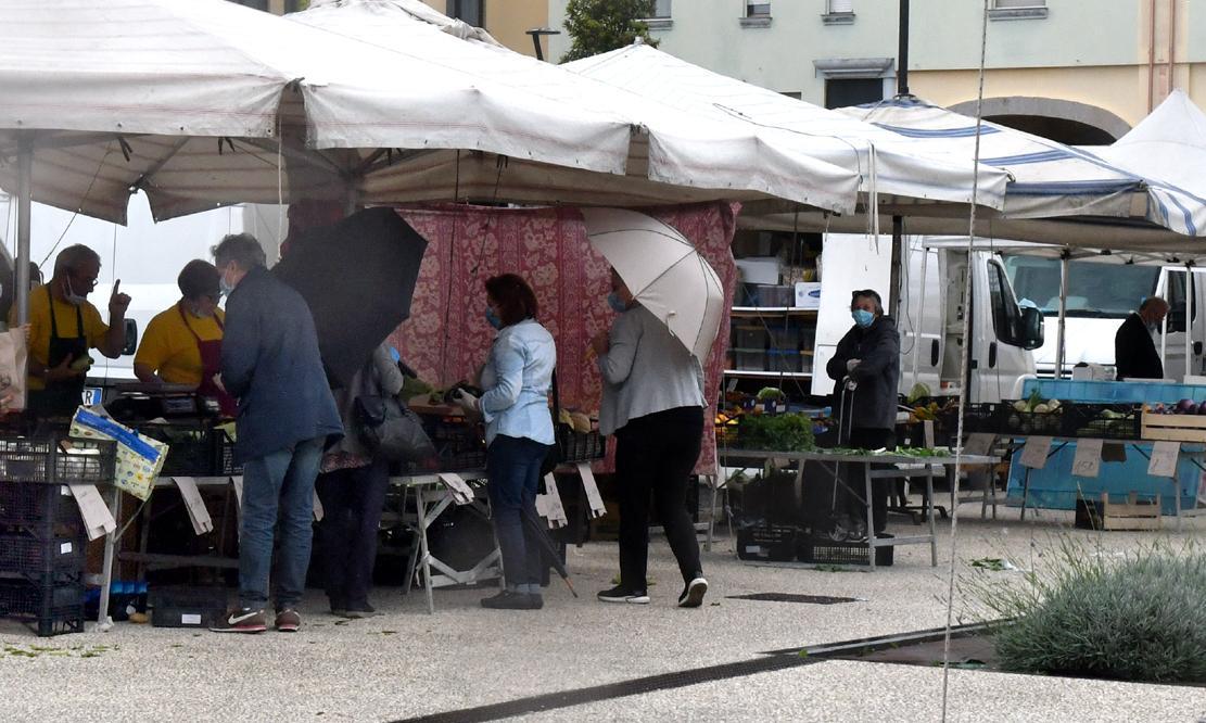 Fase 2 al mercatino di piazza Abis
