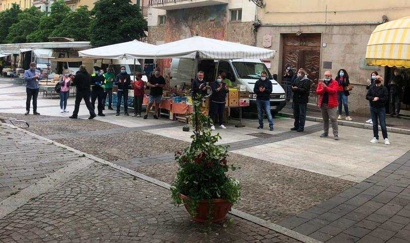 Una pianta fiorita al mercatino per ricordare Roberto Pais