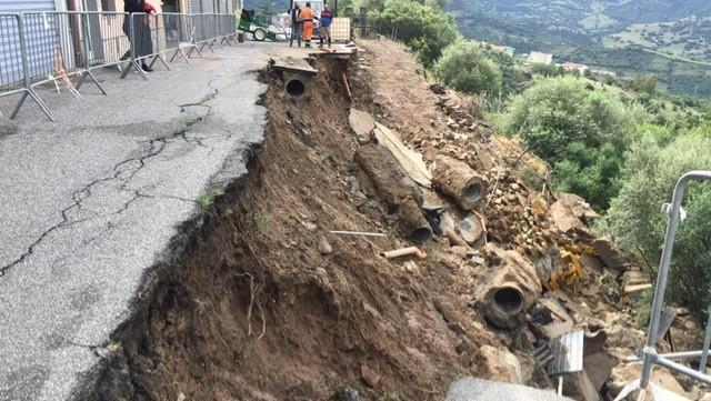 Frana una strada a Lodè: operai salvi per miracolo 