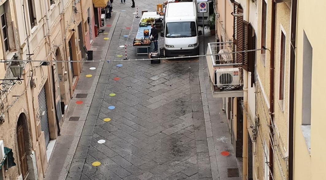 Scoppia la rissa sul web per i distanziatori sociali 