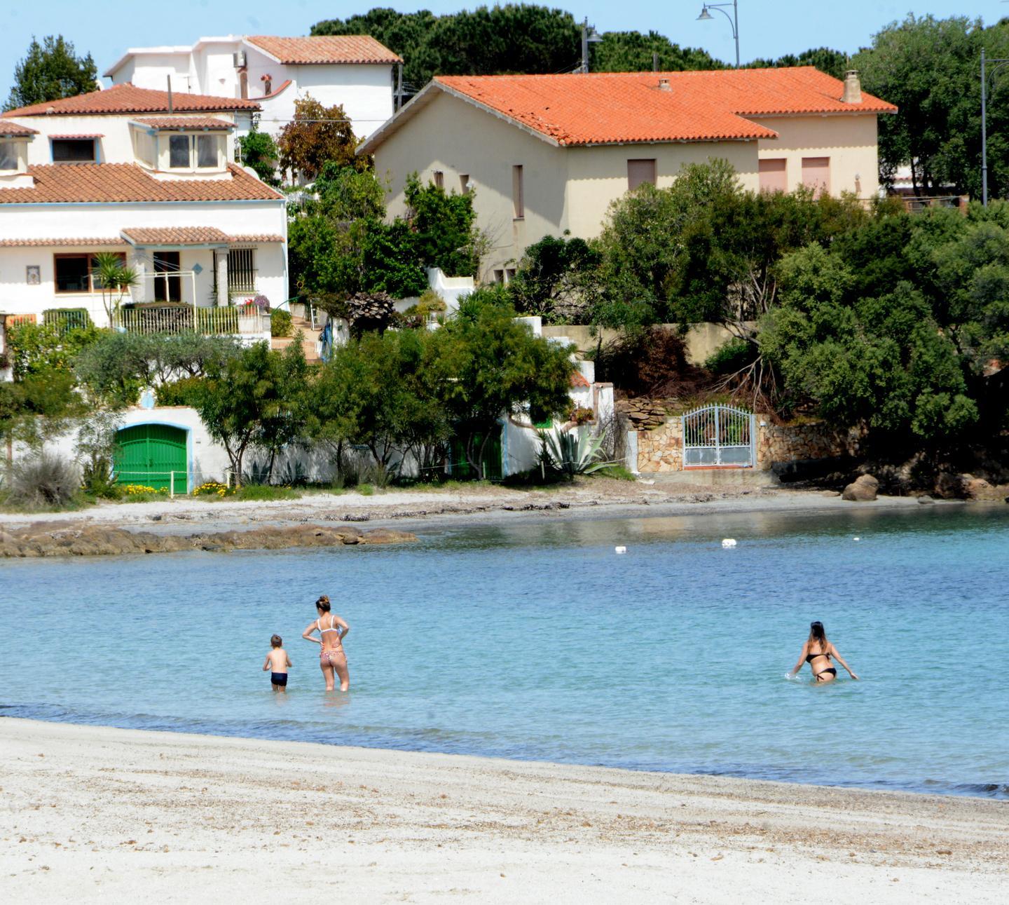 Il pasticcio delle spiagge: ombrellone no, anzi forse 